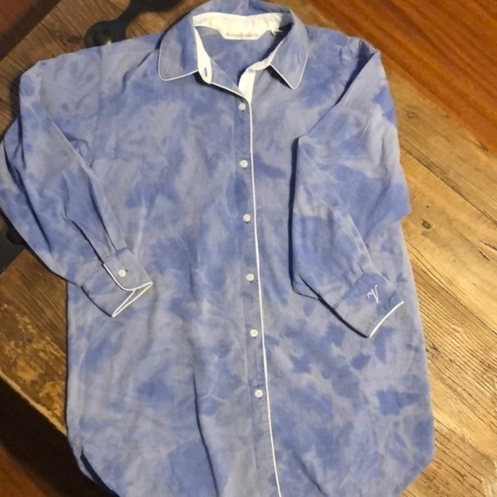 Victoria’s Secret long sleeve button‎ up V43